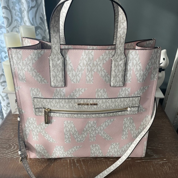 Micheal Kors white and pink tote XL! Like new only used 2 times! - Picture 1 of 4